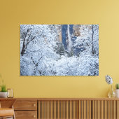 Frische Schneefälle unter den Bäumen von Bridalvei Leinwanddruck (Insitu (Wohnzimmer))