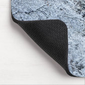 Frische Schneefälle unter den Bäumen von Bridalvei Mousepad (Ecke)