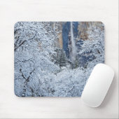 Frische Schneefälle unter den Bäumen von Bridalvei Mousepad (Mit Mouse)