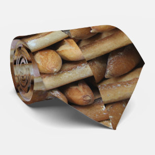 Frische Stangenbrote an einem Markt Krawatte