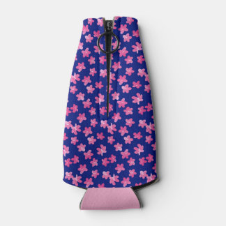Frische und helle Blumen in rosa auf blauem Hinter Flaschenkühler