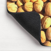 Frische Walnüsse Hyperrealistische Malerei Mousepad (Ecke)