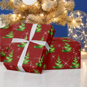 Frische Weihnachtsbäume in grünem Band auf Rot Geschenkpapier