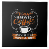 frischer Braukaffee serviert mit einer Tasse Fliese (Vorderseite)