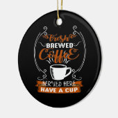 frischer Braukaffee serviert mit einer Tasse Keramik Ornament (Links)