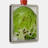 Frischer Eisbergsalat schnitt zur Hälfte, auf Weiß Ornament Aus Metall (Rechts)
