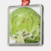 Frischer Eisbergsalat schnitt zur Hälfte, auf Weiß Ornament Aus Metall (Links)