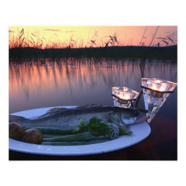 Frischer Fisch auf dem Teller mit Gemüse Fotodruck