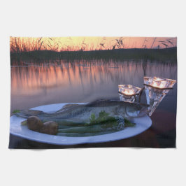 Frischer Fisch auf dem Teller mit Gemüse Handtuch