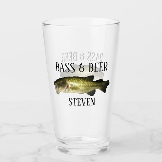 Frischer Frischbarsch und Bier trinkendes Glas (Vorderseite)