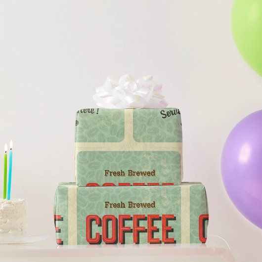 Frischer, gebrühter Kaffee wird hier serviert Geschenkpapier