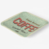 Frischer, gebrühter Kaffee wird hier serviert Pappteller (Gewinkelt)