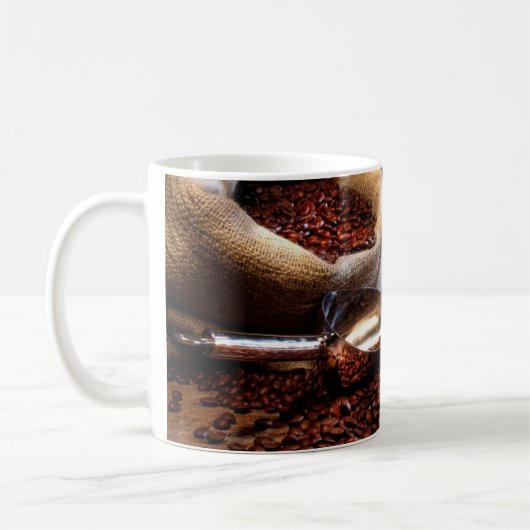 Frischer gemahlener Kaffee Kaffeetasse (Links)