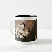 Frischer Knoblauch auf dem Shaker Square Bauern Ma Zweifarbige Tasse (Vorderseite Links)