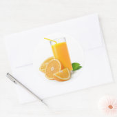 Frischer Orangensaft in einem Glas Runder Aufkleber (Umschlag)