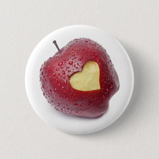 Frischer roter Apfel mit einem Herzen formte Button (Vorderseite)