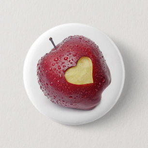 Frischer roter Apfel mit einem Herzen formte Button