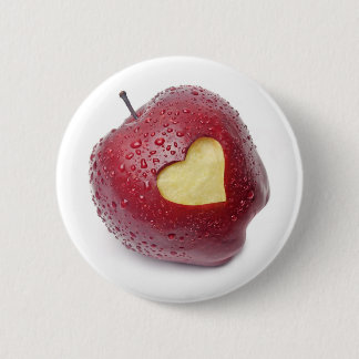 Frischer roter Apfel mit einem Herzen formte Button