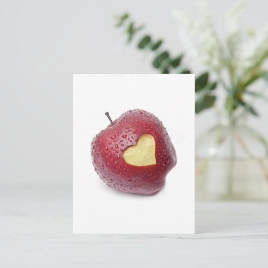 Frischer roter Apfel mit einem Herzen formte Postkarte (Stehend Vorderseite)