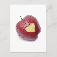 Frischer roter Apfel mit einem Herzen formte