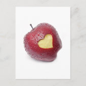 Frischer roter Apfel mit einem Herzen formte Postkarte (Vorderseite)