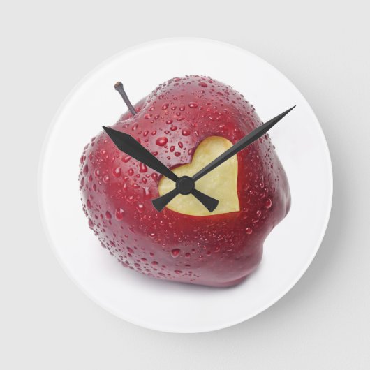 Frischer roter Apfel mit einem herzförmigen Symbol Runde Wanduhr (Vorderseite)