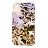 Frischer Schnee auf farbigen Blätter Incipio iPhone Geldbeutel-Hülle (Folio Vorderseite)