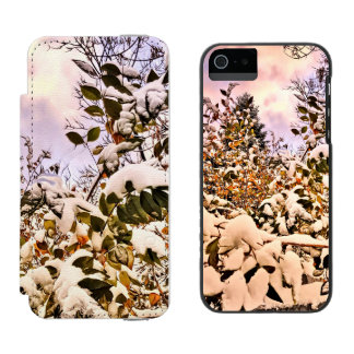 Frischer Schnee auf farbigen Blätter Incipio Watson™ iPhone 5 Geldbörsen Hülle