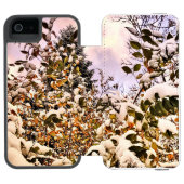 Frischer Schnee auf farbigen Blätter Incipio iPhone Geldbeutel-Hülle (Folio Geöffnet)