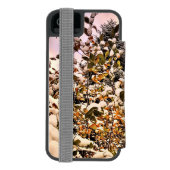 Frischer Schnee auf farbigen Blätter Incipio iPhone Geldbeutel-Hülle (Folio Rückseite)