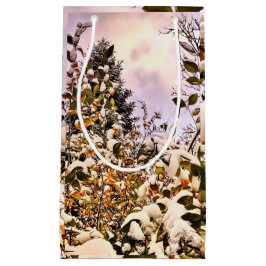 Frischer Schnee auf farbigen Blätter Kleine Geschenktüte