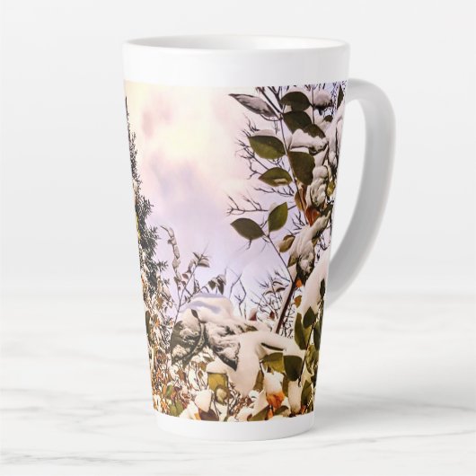 Frischer Schnee auf farbigen Blätter Milchtasse (Rechte Ecke)