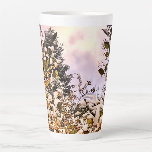 Frischer Schnee auf farbigen Blätter Milchtasse (Vorderseite)