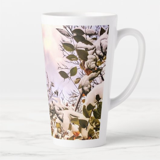 Frischer Schnee auf farbigen Blätter Milchtasse (Rechts)