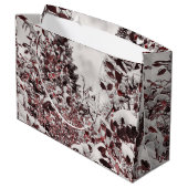 Frischer Schnee auf roten Blätter Große Geschenktüte (Rückseite Schrägansicht)