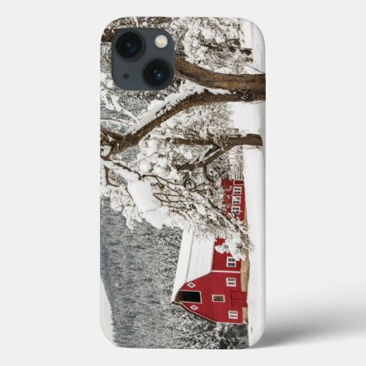 Frischer Schnee auf roter Scheune Case-Mate iPhone Hülle (Rückseite)