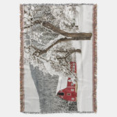 Frischer Schnee auf roter Scheune Decke (Vorderseite Vertikal)