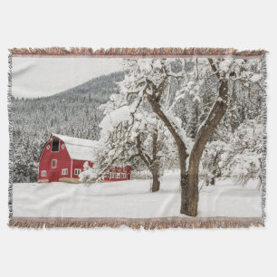 Frischer Schnee auf roter Scheune Decke