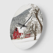 Frischer Schnee auf roter Scheune Große Wanduhr (Winkel)