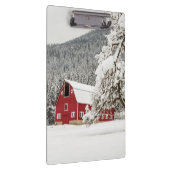 Frischer Schnee auf roter Scheune Klemmbrett (Rechts)