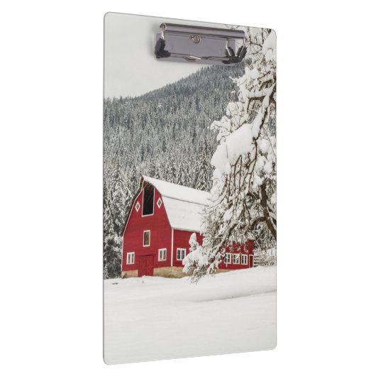 Frischer Schnee auf roter Scheune Klemmbrett (Rechts)