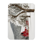 Frischer Schnee auf roter Scheune Magnet (Vertikal)
