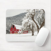Frischer Schnee auf roter Scheune Mousepad (Mit Mouse)