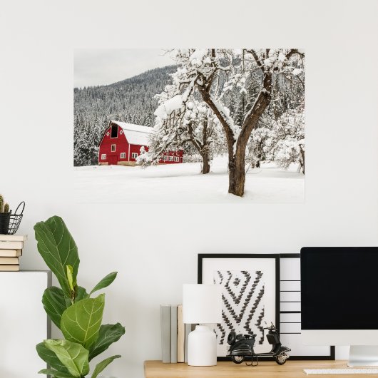 Frischer Schnee auf roter Scheune Poster (Heimbüro)
