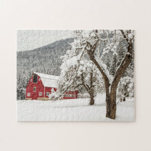 Frischer Schnee auf roter Scheune Puzzle