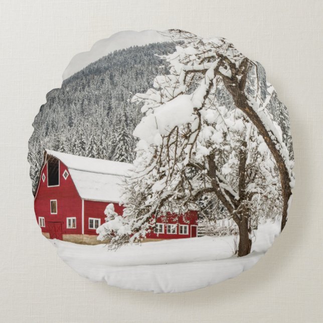 Frischer Schnee auf roter Scheune Rundes Kissen (Vorderseite)