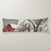 Frischer Schnee auf roter Scheune Seitenschläferkissen (Rückseite)