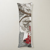 Frischer Schnee auf roter Scheune Seitenschläferkissen (Rückseite (Vertikal))