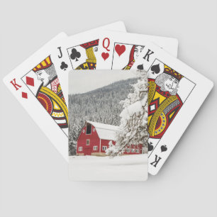 Frischer Schnee auf roter Scheune Spielkarten