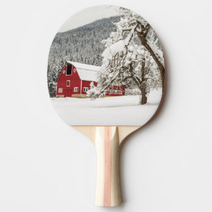 Frischer Schnee auf roter Scheune Tischtennis Schläger